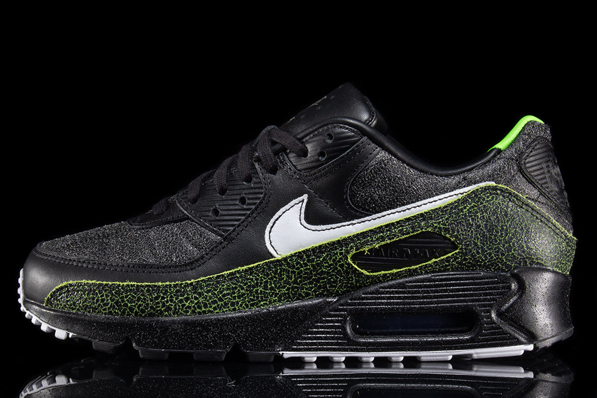 Nike - Air Max 90 SE
Style # IU0523-010
Color : Black / White / Black / Voltage Green