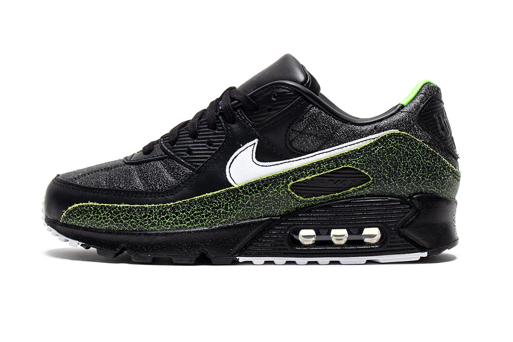Nike - Air Max 90 SE
Style # IU0523-010
Color : Black / White / Black / Voltage Green