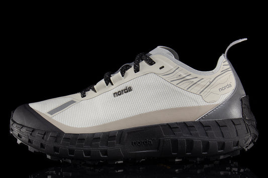 Norda - 001A
Color : Cinder
Upper : Woven Bio-Dyneema®