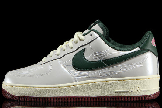 Nike - Air Force 1 '07 LV8
Style # IR5896-030
Color : Phantom / Fir / Alabaster / Team Red