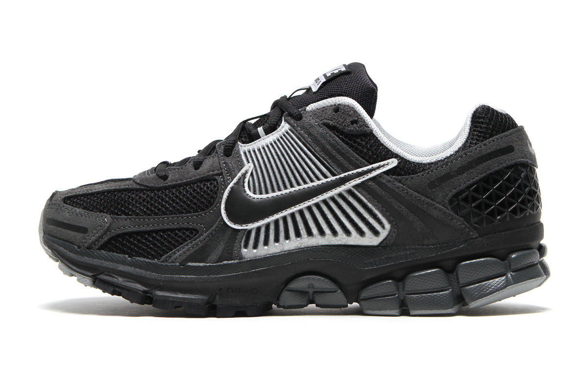 Nike - Zoom Vomero 5
Style # HF1553-006
Color : Anthracite / Black / Chrome / FLT Silver