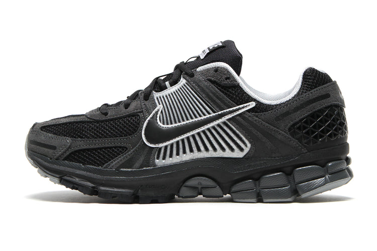 Nike - Zoom Vomero 5
Style # HF1553-006
Color : Anthracite / Black / Chrome / FLT Silver
