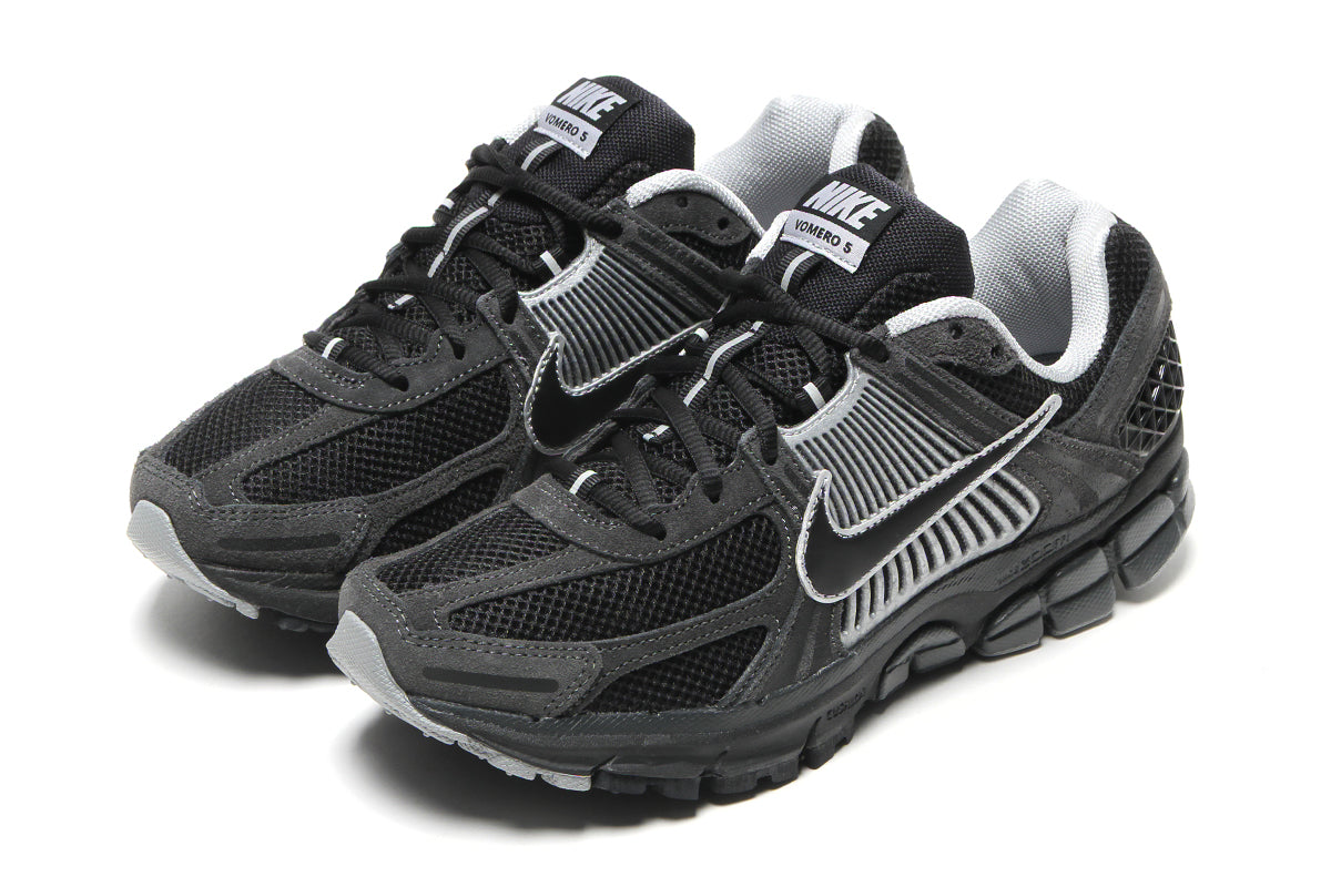 Nike - Zoom Vomero 5
Style # HF1553-006
Color : Anthracite / Black / Chrome / FLT Silver