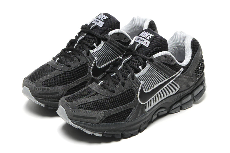 Nike - Zoom Vomero 5
Style # HF1553-006
Color : Anthracite / Black / Chrome / FLT Silver