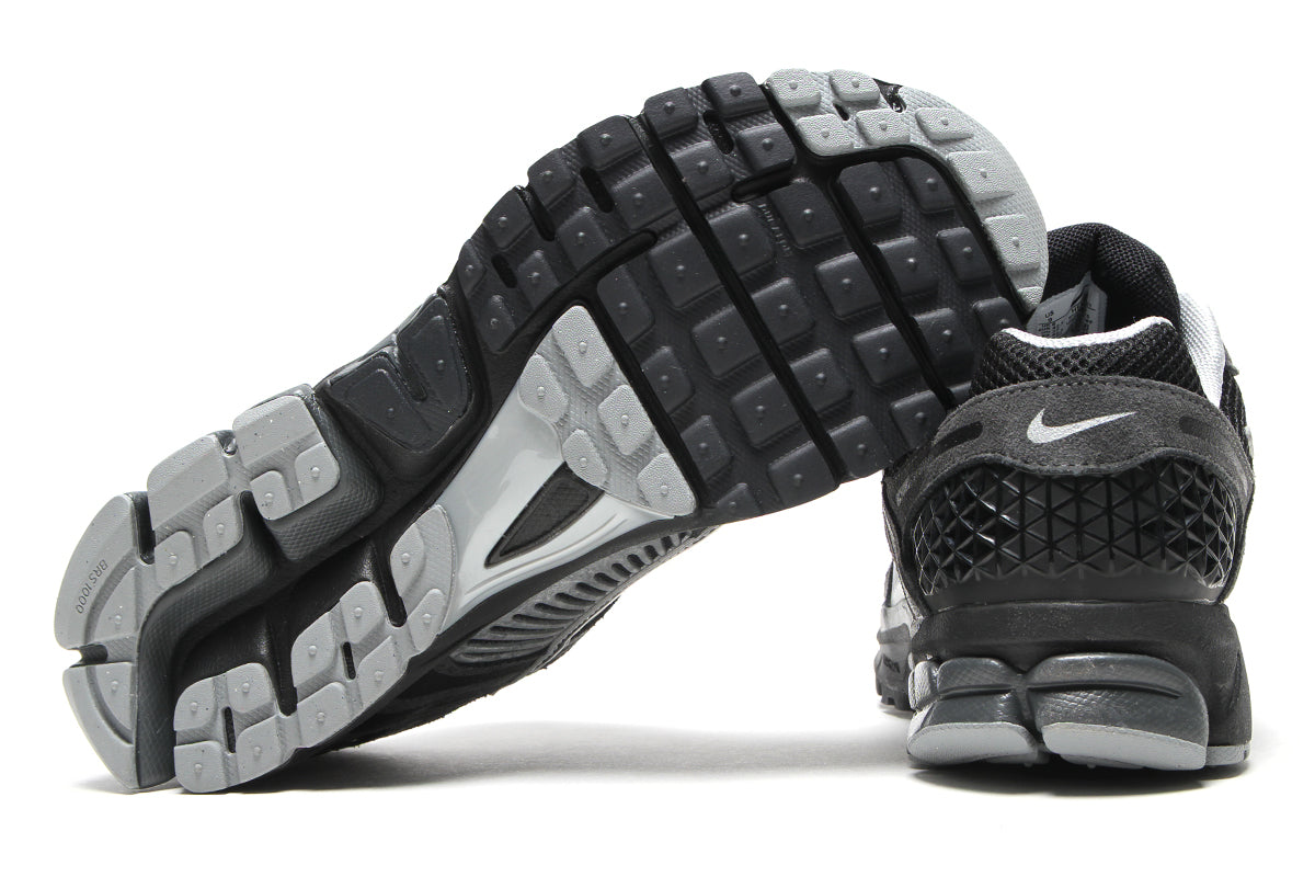 Nike - Zoom Vomero 5
Style # HF1553-006
Color : Anthracite / Black / Chrome / FLT Silver