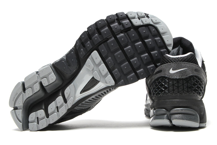 Nike - Zoom Vomero 5
Style # HF1553-006
Color : Anthracite / Black / Chrome / FLT Silver