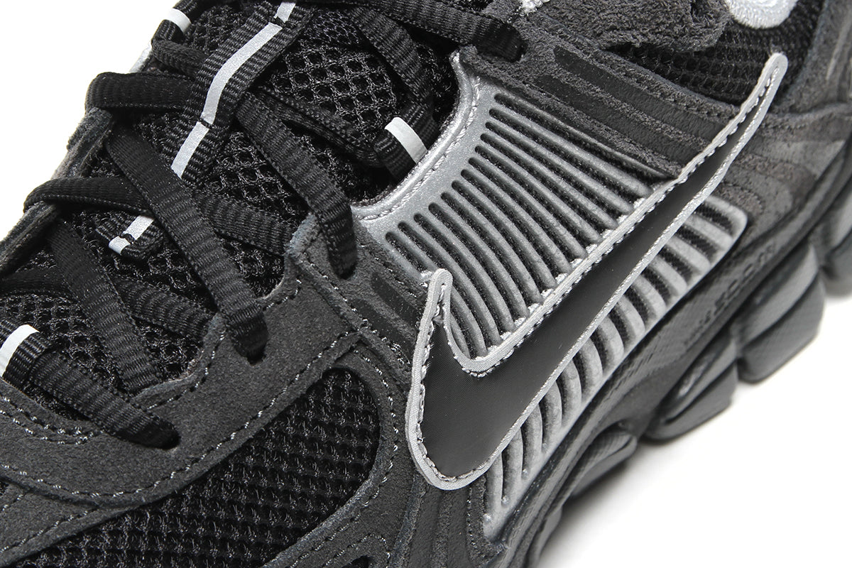 Nike - Zoom Vomero 5
Style # HF1553-006
Color : Anthracite / Black / Chrome / FLT Silver