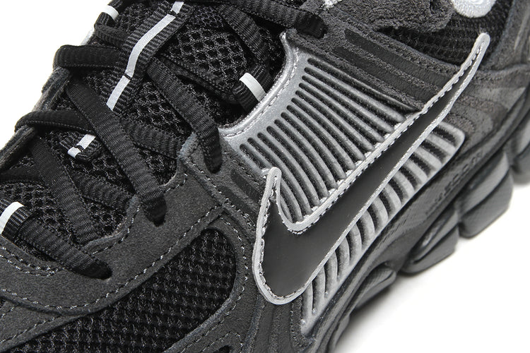 Nike - Zoom Vomero 5
Style # HF1553-006
Color : Anthracite / Black / Chrome / FLT Silver