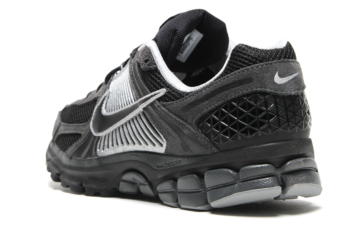Nike - Zoom Vomero 5
Style # HF1553-006
Color : Anthracite / Black / Chrome / FLT Silver