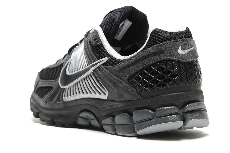 Nike - Zoom Vomero 5
Style # HF1553-006
Color : Anthracite / Black / Chrome / FLT Silver