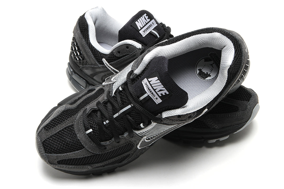 Nike - Zoom Vomero 5
Style # HF1553-006
Color : Anthracite / Black / Chrome / FLT Silver