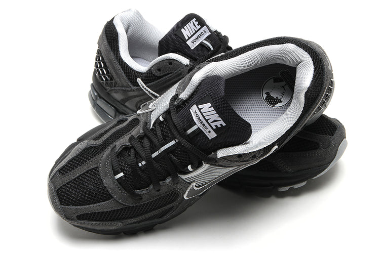 Nike - Zoom Vomero 5
Style # HF1553-006
Color : Anthracite / Black / Chrome / FLT Silver