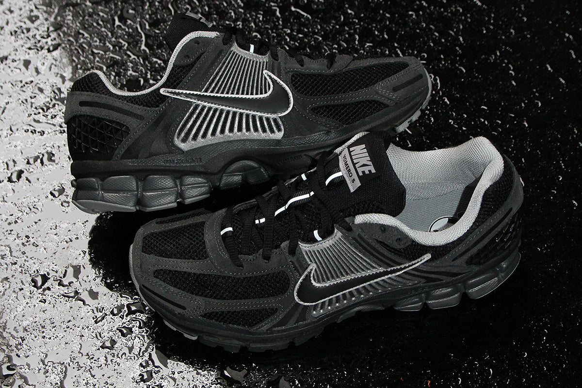 Nike - Zoom Vomero 5
Style # HF1553-006
Color : Anthracite / Black / Chrome / FLT Silver