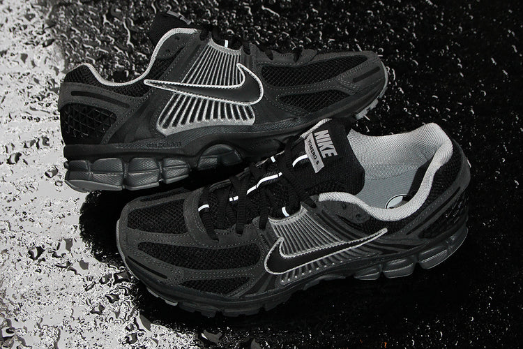 Nike - Zoom Vomero 5
Style # HF1553-006
Color : Anthracite / Black / Chrome / FLT Silver